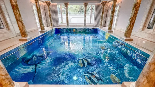 Interior finishes for swimming pools: mosaic and Vetrite