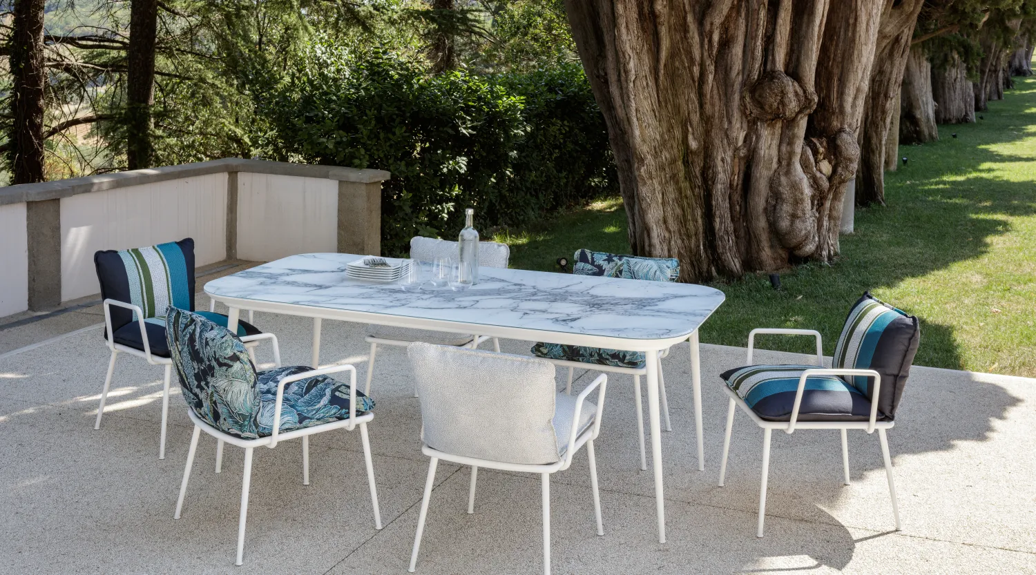 <p>El aperitivo está llegando a su fin, y aquí la mesa de exterior Filicudi se está preparando para dar la bienvenida a deliciosos pero ligeros platos de verano.</p>
