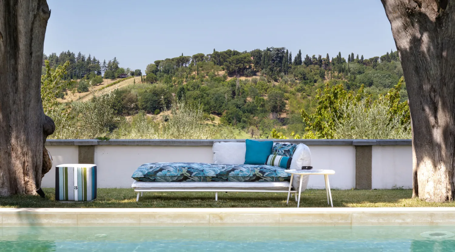 <p>Visti dalla piscina, l’incantevole divano e la chaise longue Lipari in tessuto tropicale Labuan Ocean, sembrano un miraggio.</p>
