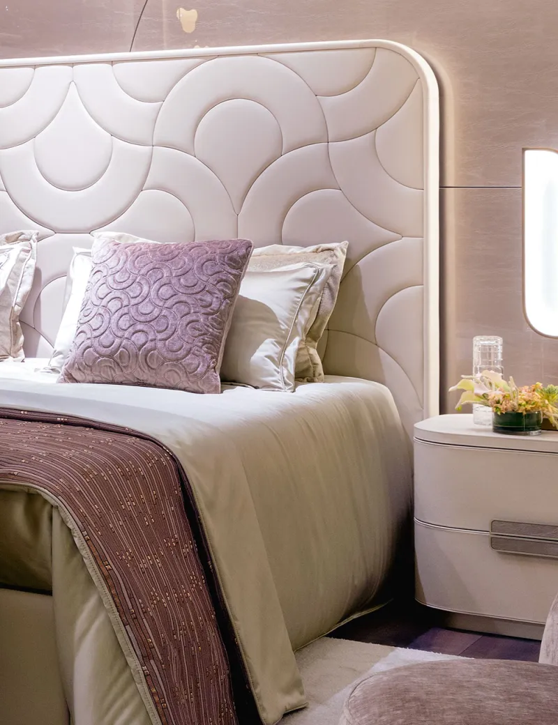 <p><strong>2. Furnishing a bedroom with original ideas: the importance of the headboard</strong></p>