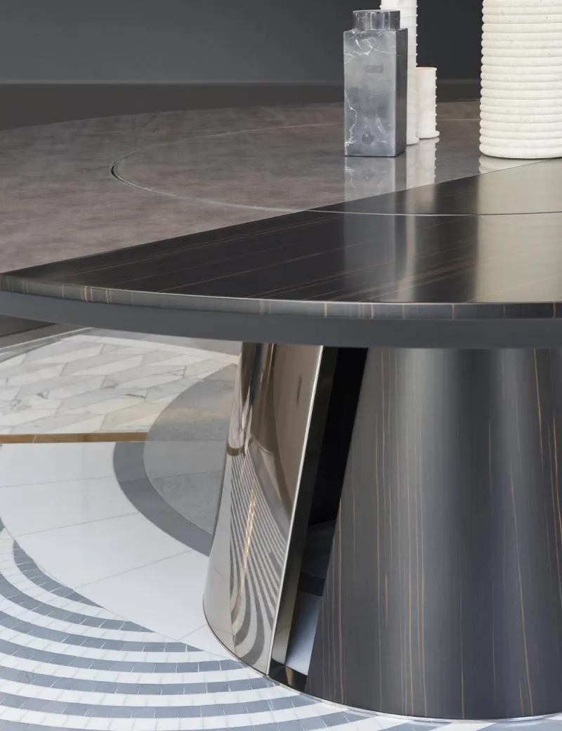 <p>Osas, un tavolo elegante e distintivo, con base in ebano amara lucido e frame metallico color champagne. Un piano che, grazie alla lastra di vetro Vetrite, crea atmosfere spettacolari. Al centro, un funzionale piano girevole.</p>
