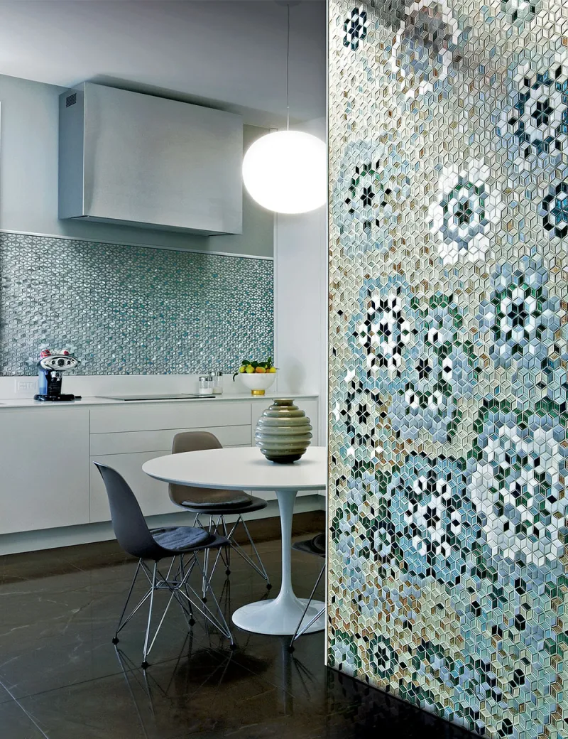 <p><strong>1. Glass mosaic for a bright and contemporary look</strong></p>