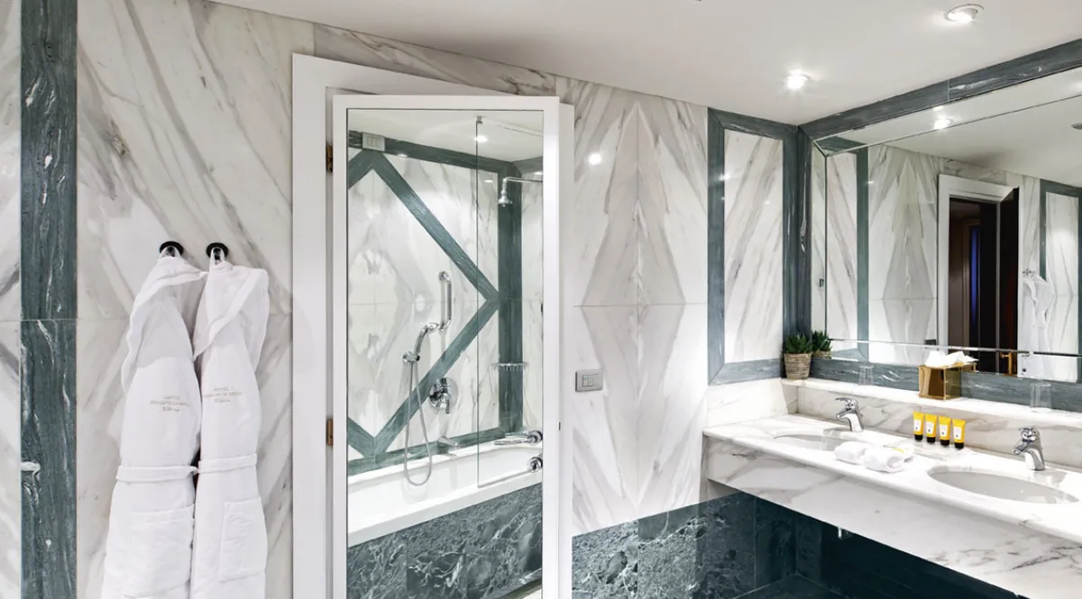 <p><strong>1. Rivestimenti per un bagno di lusso: le pietre naturali</strong></p>