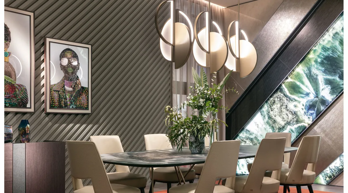 <p><strong>3. Lighting fixtures for a classic dining room: the elegance of brass details</strong></p>