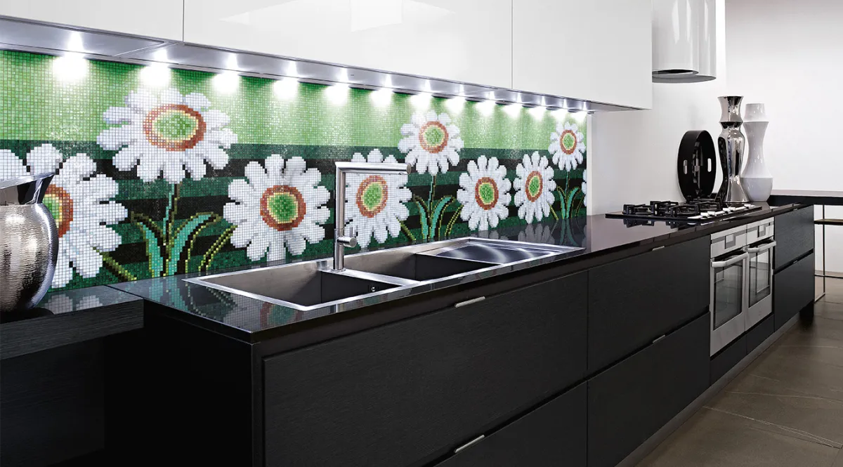 <p><strong>Mosaic: sophisticated tiles for a modern kitchen </strong></p>