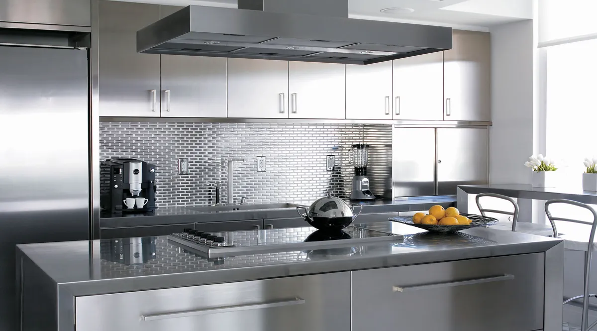 <p><strong>3.</strong> <strong>Metal mosaics for an industrial chic look</strong></p>