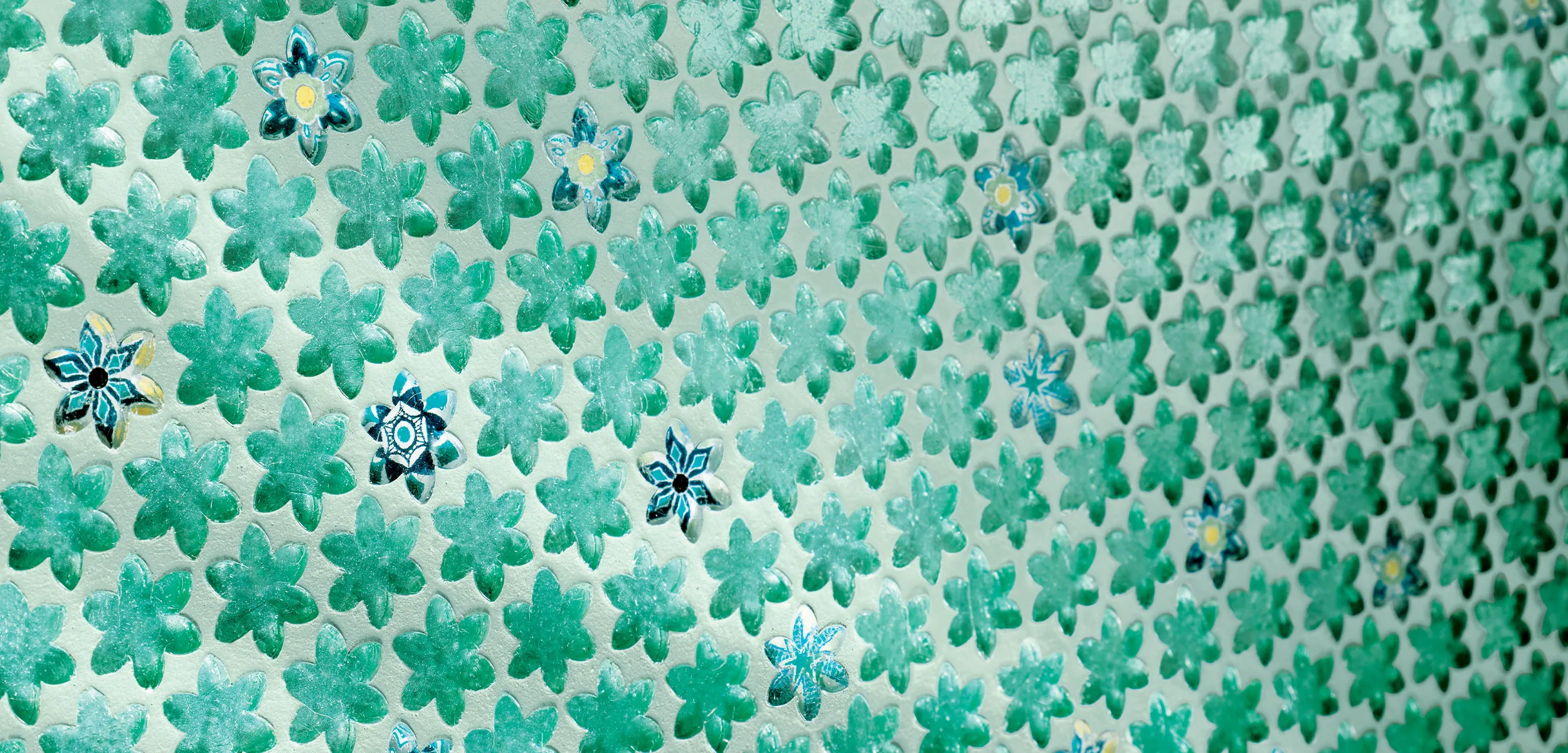 Nel nuovo catalogo Petites Fleurs trovano spazio i dettagli preziosi dei nuovi Blend, pannelli con sfumature degradé multicolore e tinte unite pensate per rivestire superfici continue.