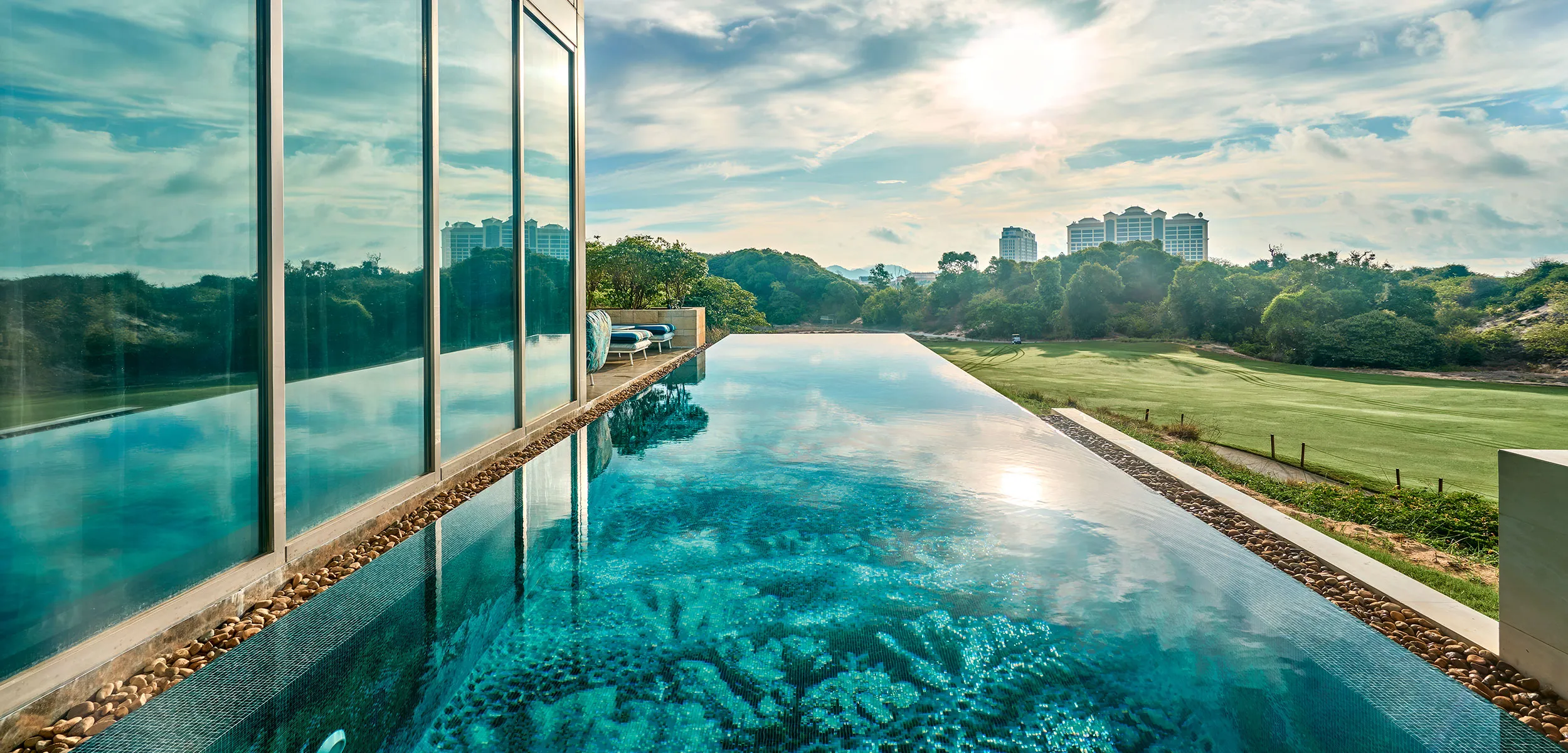 Progettate per durare. Pensate per distinguersi.Mosaico e Vetrite retroilluminata per piscine senza compromessi.