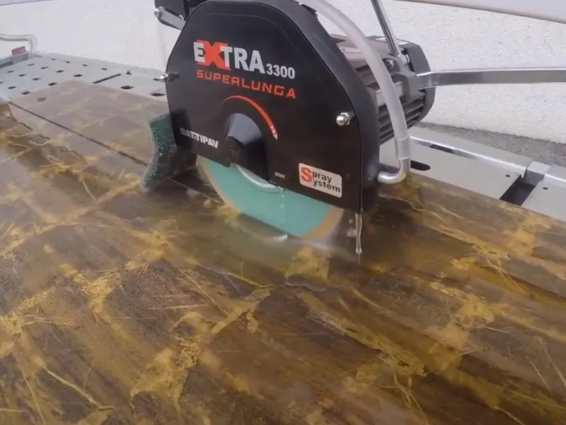 Découpe avec un cutter de chantier
